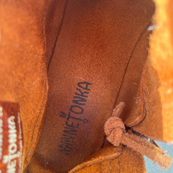 Size 9 womens Minnetonka moccasins - Picture 6 of 7